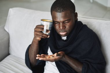 Afrika görünümlü bir makine tabletleri elinde tutuyor 