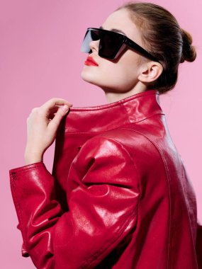 Deri ceketli ve gözlüklü model kadın. 