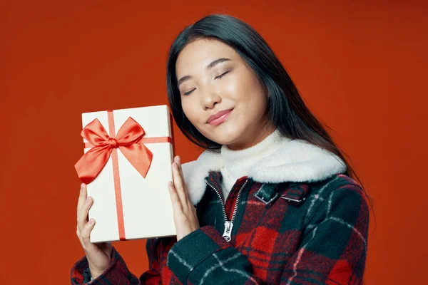 Bella donna di aspetto asiatico regalo vacanza Natale — Foto Stock
