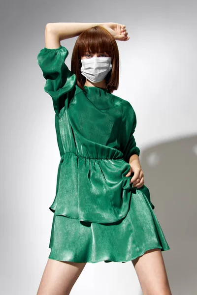 Moda femenina coronavirus, modelo posando con guantes y máscara médica protectora — Foto de Stock