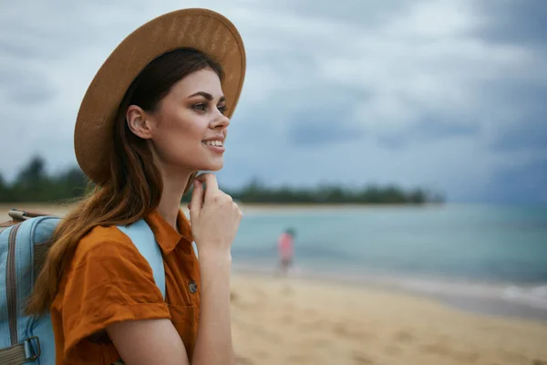 Mulher bonita em um chapéu sorri e olha para longe — Fotografia de Stock