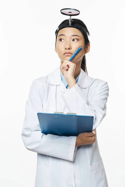 Žena lékař s lékařským nástrojem na hlavě a dokumenty — Stock fotografie