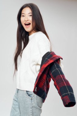 Düğmeleri iliklenmemiş, sıcak kotlu mutlu kadın.