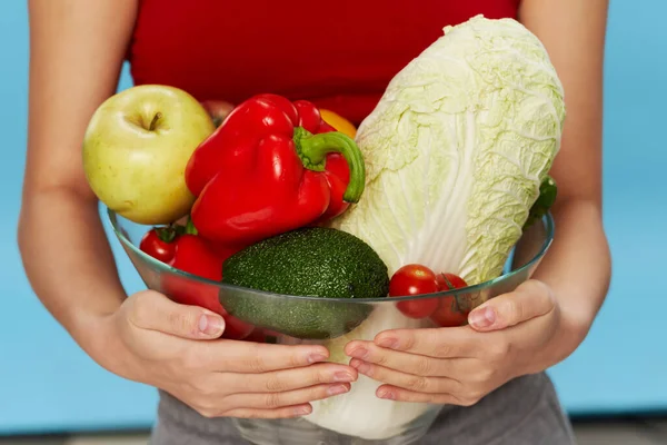 Verduras frescas en un plato y dieta de mujer —  Fotos de Stock