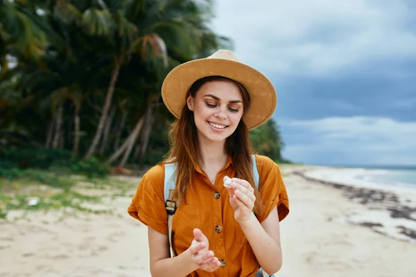 Mulher feliz em um vestido de verão com uma mochila nas costas — Fotografia de Stock