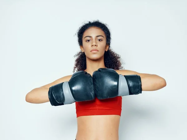 Сильна жінка в боксерських рукавичках і спортивному одязі Фітнес коробка — стокове фото