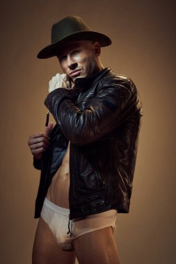 Deri ceketli, kendinden emin seksi adam.
