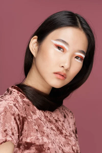 Fashionabel makeup vacker kvinna smala ögon asiatiskt utseende — Stockfoto