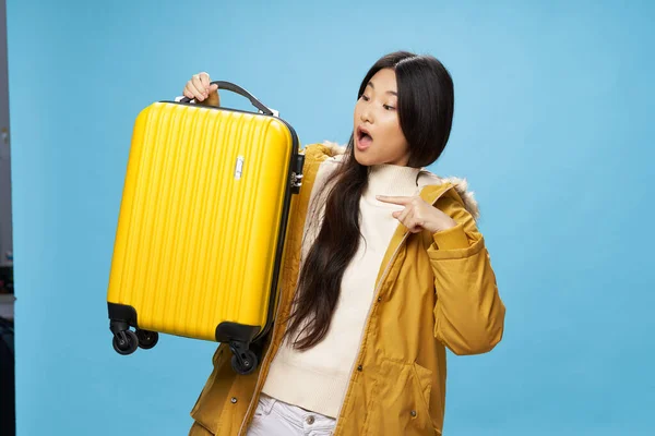 Девушка с открытым ртом держит чемодан — стоковое фото