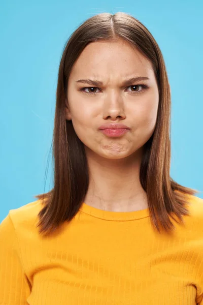 La ragazza con un maglione giallo si è contorta il viso — Foto Stock