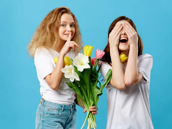 La chica quiere darle secretamente a su madre un ramo de flores. —  Fotos de Stock