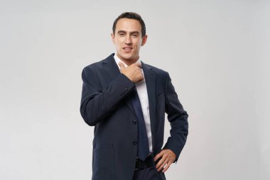 Kendine güvenen iş adamı gömlek yaka finans modelini ayarlıyor