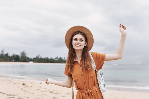 Ευτυχισμένη γυναίκα με καπέλο ταξιδεύει σε ένα νησί — Φωτογραφία Αρχείου