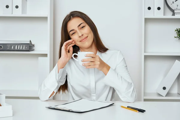 Een vrouw werkt rustig op kantoor met documenten. — Stockfoto