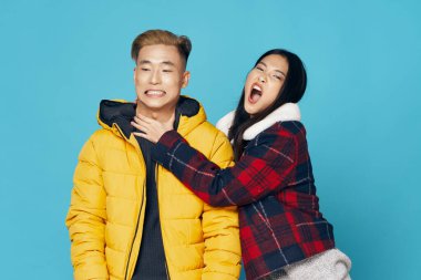 Duygusal kadın boğulan genç bir adamın boynundan el ele tutuşuyor. 