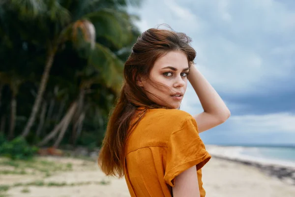 Une femme charmante regardant la caméra et l'île exotique — Photo