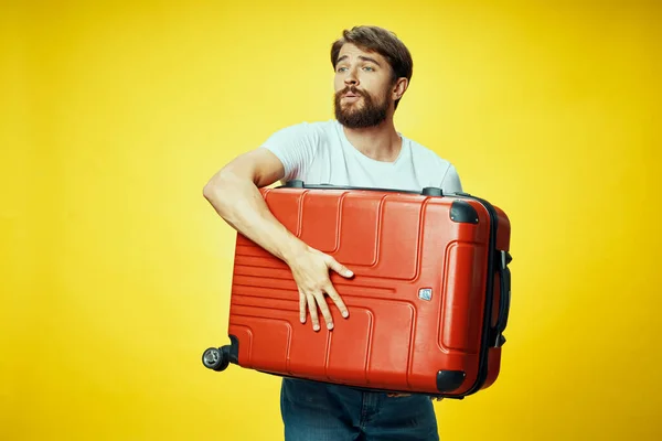 Un hombre llega tarde a un vuelo en avión con una maleta en la mano — Foto de Stock