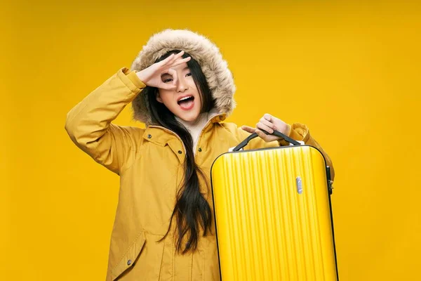 여행 가방을 든 여성, 긍정적 인 몸짓을 하고 웃는다 — 스톡 사진