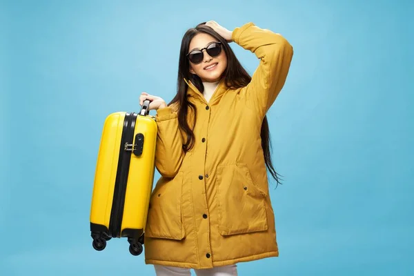 노란 가방을 들고 따뜻 한 재킷을 입고 카메라 앞에서 미소짓는 한 소녀 — 스톡 사진