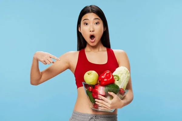 Девушка показывает на тарелке с овощами и тонкой фигуркой калорий — стоковое фото
