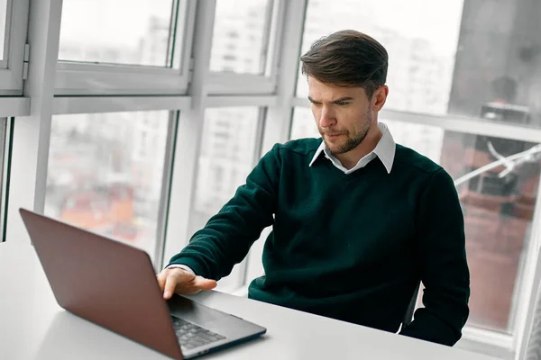 Homem de negócios está digitando no laptop na sala de escritório — Fotografia de Stock