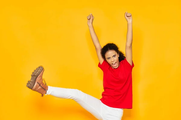Impulsieve vrouw met opgeheven benen en handen hebben plezier — Stockfoto