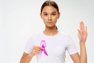 Kanser tümörüne karşı pembe kurdeleli kadın gönüllü.