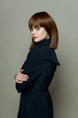 Kırmızı dudaklı güzel bir kadın kameraya gülümsüyor. 