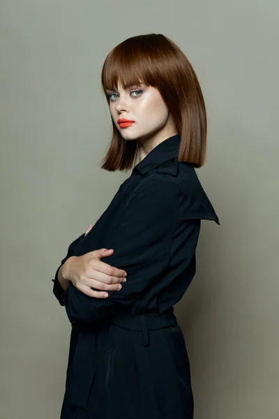 Belle femme aux cheveux roux et au manteau noir — Photo