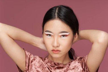 İpek elbiseli ve akşam makyajlı güzel bir kadın. 