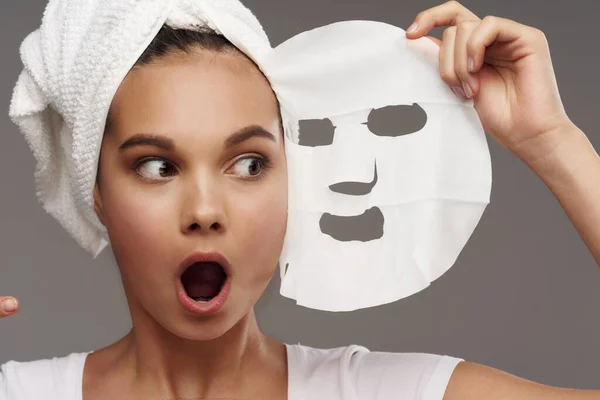 Las mujeres sorprendidas examinan una máscara contra puntos negros —  Fotos de Stock