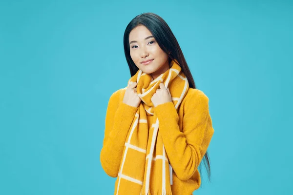 Vanlig kvinna i en varm tröja och en halsduk — Stockfoto