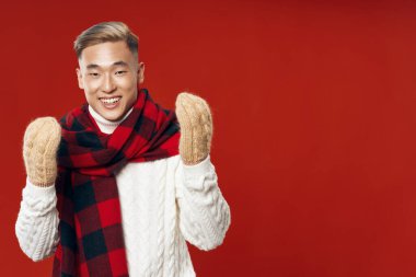 Boynunda sıcak atkısı ve eldivenleri olan mutlu bir adam. 