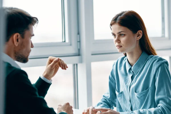 Hermosos jóvenes en una mesa en el interior cerca — Foto de Stock