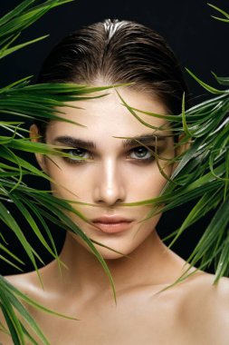 Çekici kadın yüz modeli Gri gözler doğal görünüş