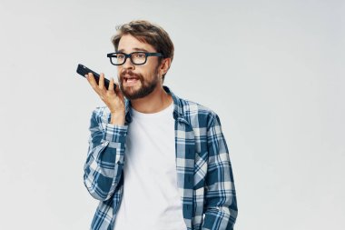 Soyutlanmış bir arka planda telefonda konuşan yakışıklı bir adam. 