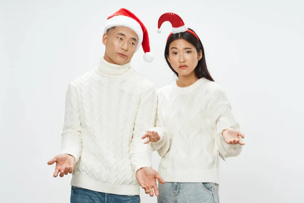 Mann und Frau mit Ferienhüten feiern Weihnachten — Stockfoto