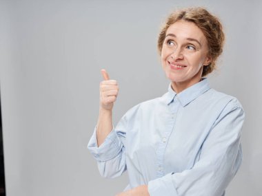 Mutlu yaşlı kadın güzel bir model gibi görünüyor.