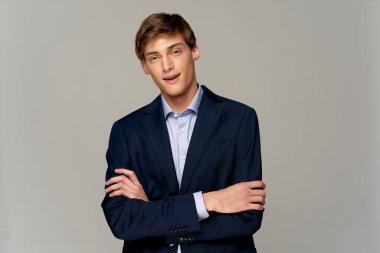 Klasik takım elbiseli mutlu adam kollarını göğsünde kavuşturdu. 