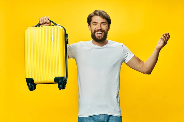 Boldog ember sárga bőrönddel beutazza a világot. — Stock Fotó