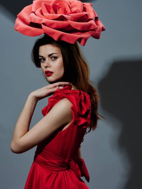 Kafasındaki parti diskosunda süslü bir çiçekle çekici bir bayan.