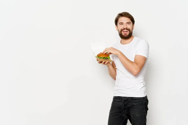 Šťastný chlap s hamburgerem v krabici — Stock fotografie