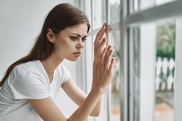 Overstuur vrouw leunde haar handen op het raam — Stockfoto