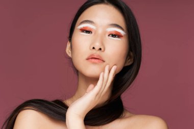 Pembe arka planda akşam makyajlı güzel esmer. 