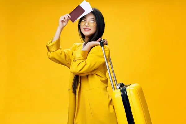 Ευτυχισμένος ταξιδιώτης με βαλίτσα έχει διαβατήριο και εισιτήριο — Φωτογραφία Αρχείου