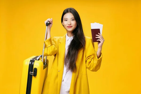 Asiatique femme avec une valise et passeport va sur un voyage — Photo