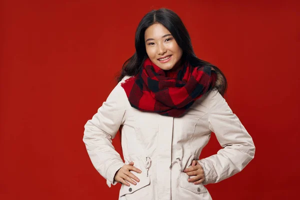 Hübsche Frau asiatischen Aussehens in warmer Jacke und Schal um den Hals — Stockfoto