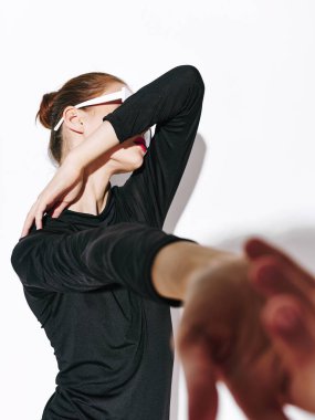 Siyah elbiseli ve gözlüklü bir kadın yüzünü eliyle kapadı. 