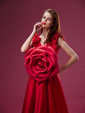 Dekoratif çiçekli gece elbisesi içinde güzel bir kadın. 