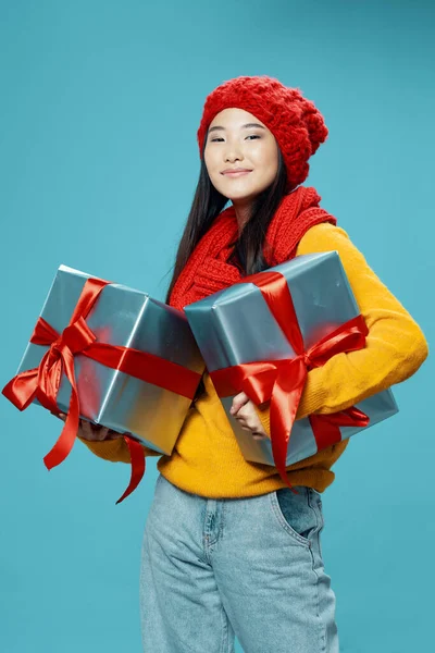 Щаслива жінка йде у відпустку з подарунковими коробками — стокове фото